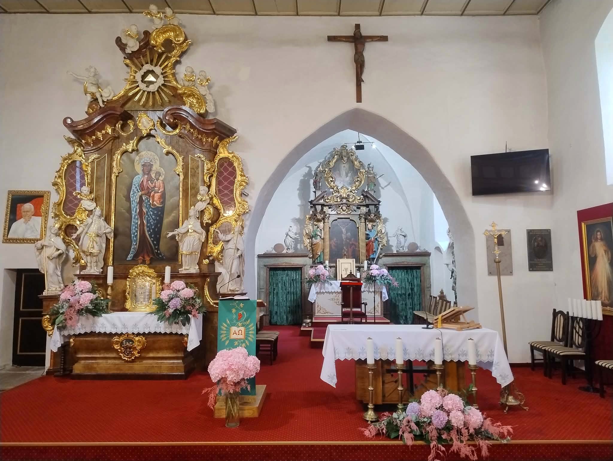 Wnętrze kościoła św. Jadwigi Śląskiej w Karpnikach z ołtarzem głównym, łukiem prezbiterium i krzyżem